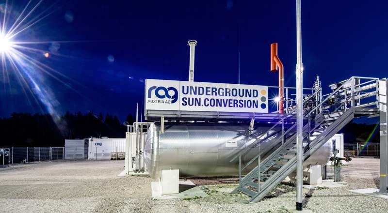 Night view of a facility for underground sun storage / © Karin Lohberger (RAG)