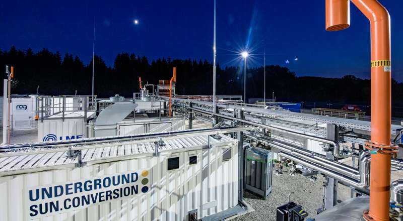 Night view of a facility for underground sun storage / © Karin Lohberger (RAG)