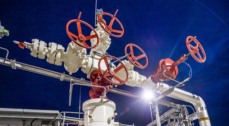 Closeup of red valves and white piping against dark blue night sky / © Karin Lohberger (RAG)
